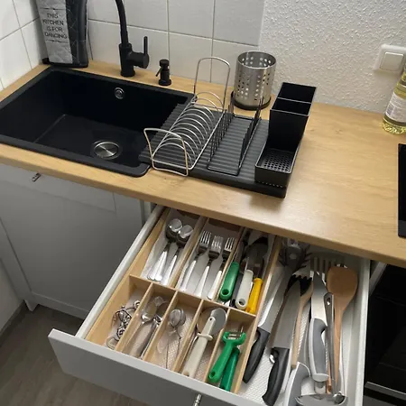 Apartment Sky 1,5 Fuer 4 Leute Zentral 35qm S-bahn Mercedes Benz