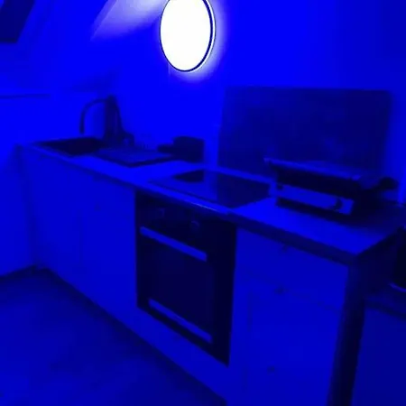 Apartment Sky 1,5 Fuer 4 Leute Zentral 35qm S-bahn Mercedes Benz